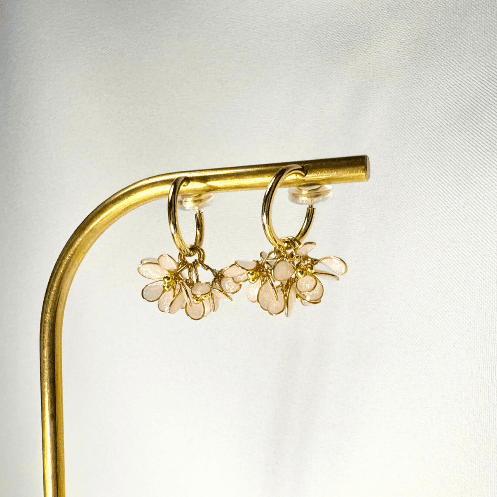 【銀木犀/ギンモクセイ】2wayフープイヤリング 揺れるホワイト 金属アレルギー対応 サージカルステンレス 受注生産 | 3枚目